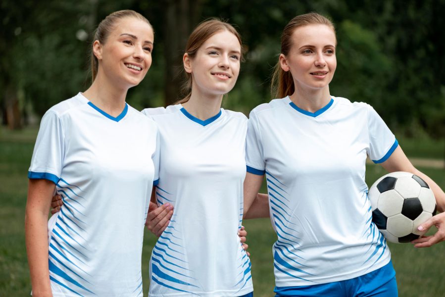 front-view-women-posing-outdoors